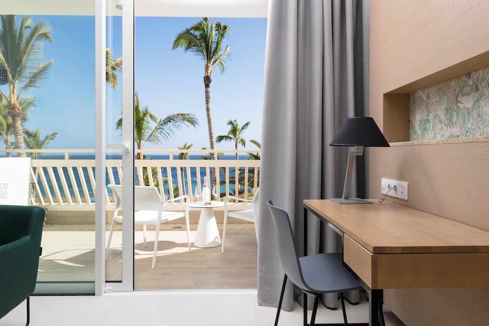 Plus Fariones Suite Hotel — Hotel rooms in Puerto del Carmen, Canary Islands