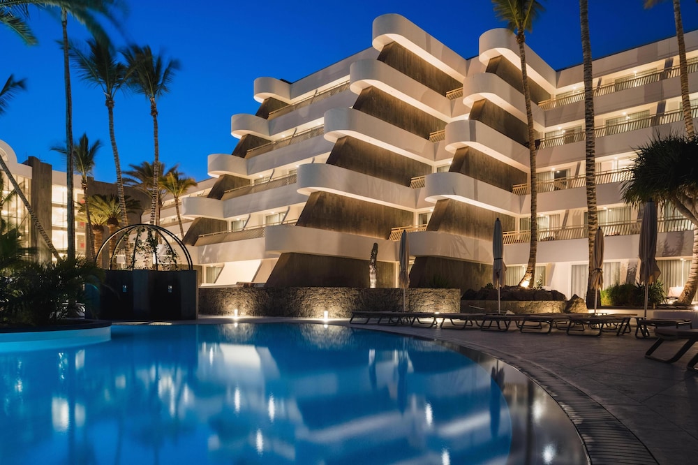Plus Fariones Suite Hotel — Hotel building in Puerto del Carmen, Canary Islands