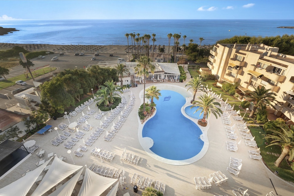 Hotel THB Sa Coma Platja — Swimming pool in Sa Coma, Balearic Islands