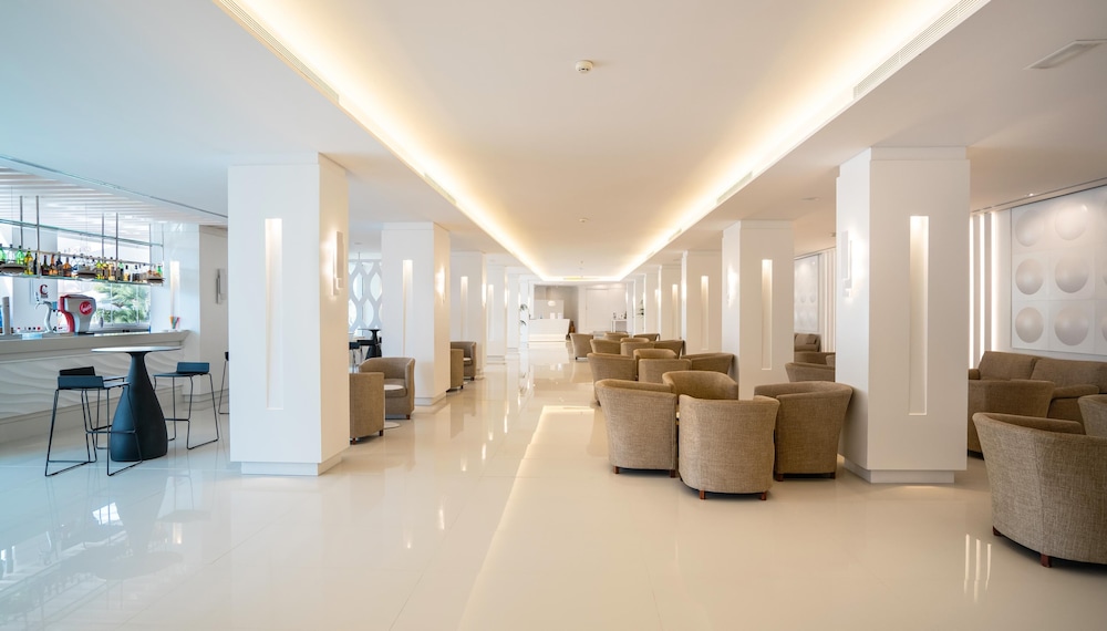 Hotel THB Sa Coma Platja — Hotel building in Sa Coma, Balearic Islands