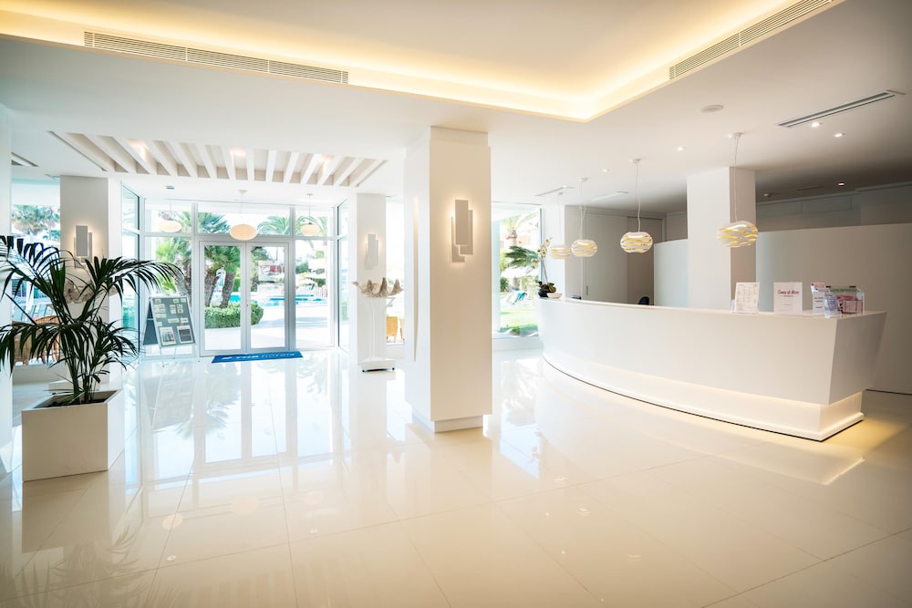 Hotel THB Sa Coma Platja — Hotel building in Sa Coma, Balearic Islands