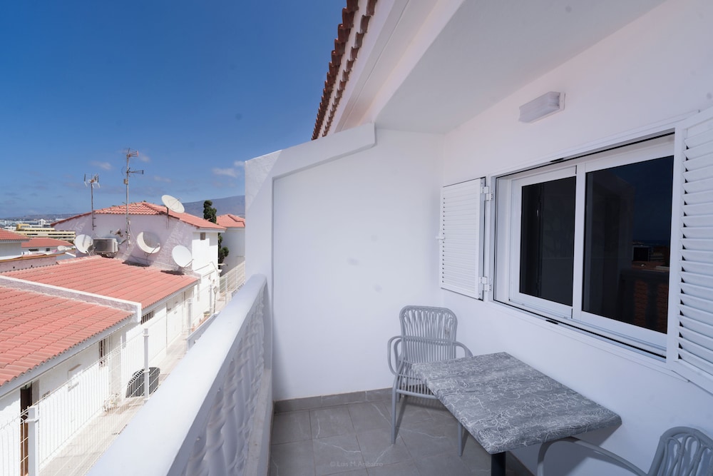 Apartamentos Tinerfe Garden — Hotel rooms in Costa Adeje, Canary Islands