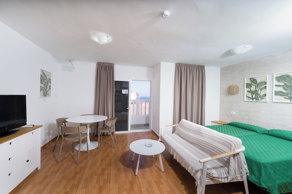 Apartamentos Tinerfe Garden — Hotel rooms in Costa Adeje, Canary Islands