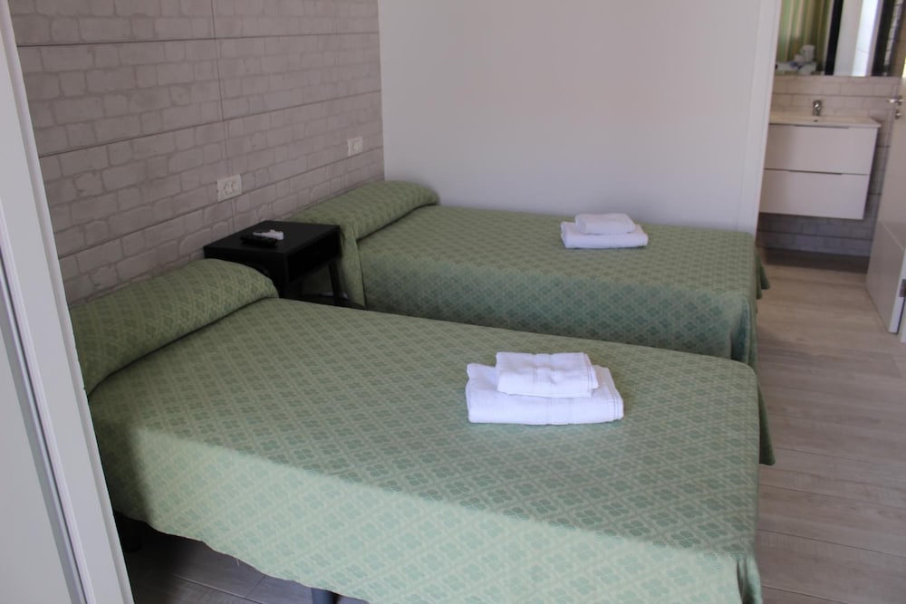 Apartamentos Tinerfe Garden — Hotel rooms in Costa Adeje, Canary Islands