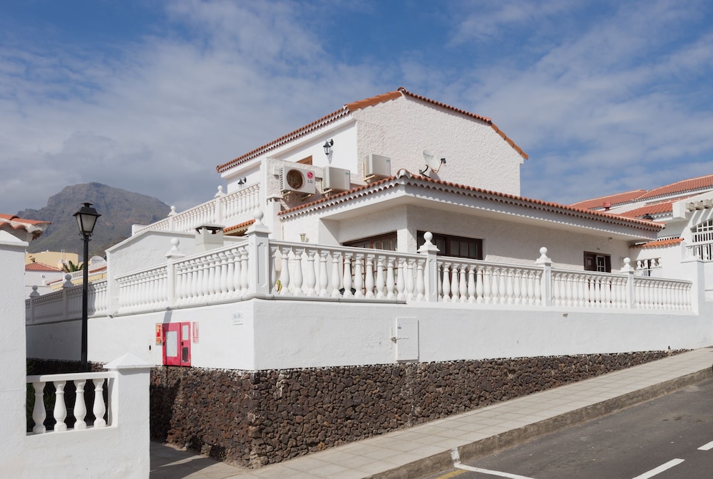 Apartamentos Tinerfe Garden — Hotel building in Costa Adeje, Canary Islands