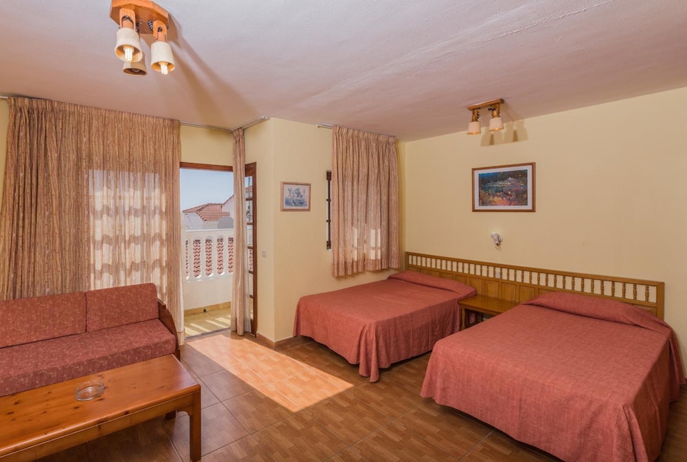 Apartamentos Tinerfe Garden — Hotel rooms in Costa Adeje, Canary Islands