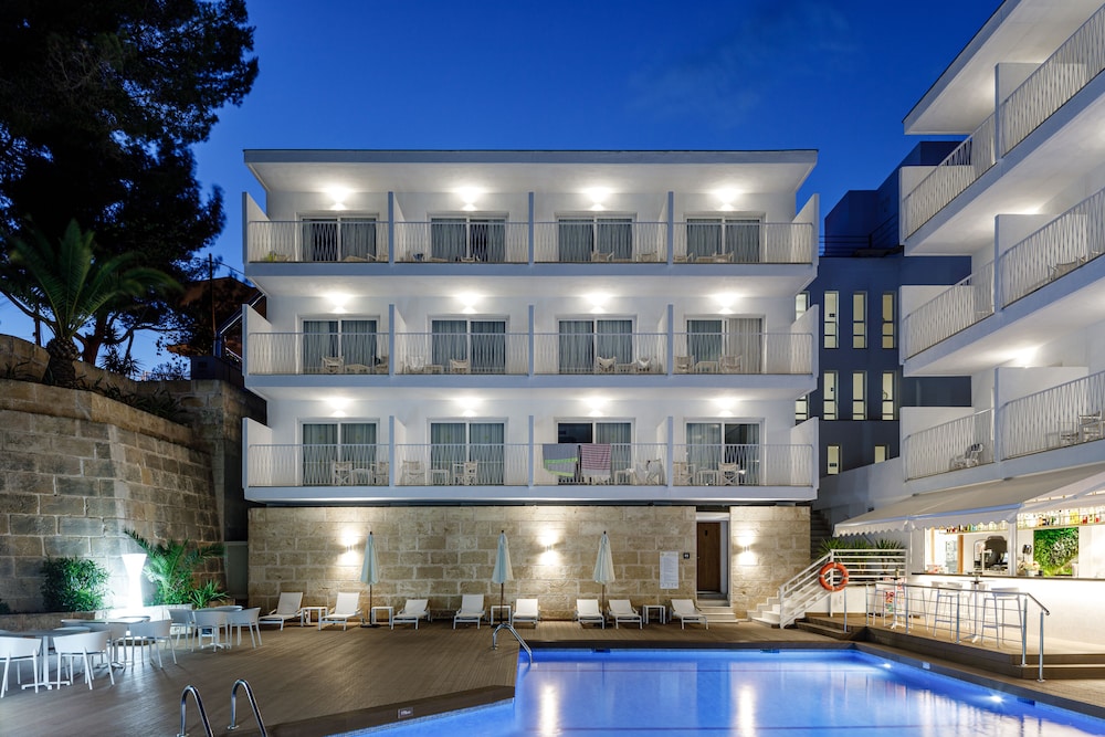 Hotel Tora — Hotel building in Peguera, Balearic Islands