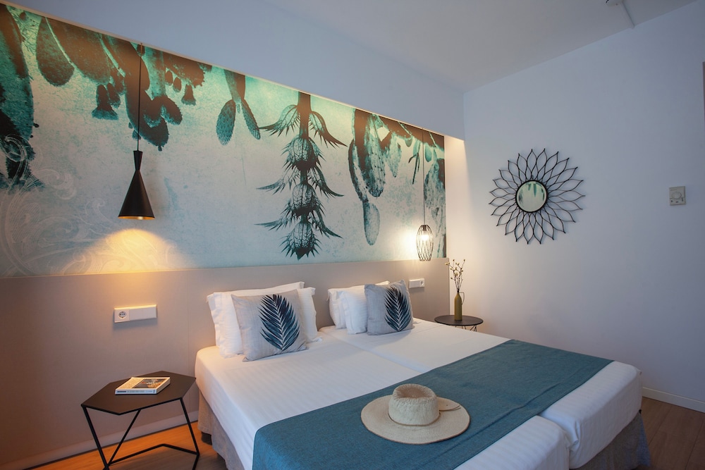 Hotel Tora — Hotel rooms in Peguera, Balearic Islands
