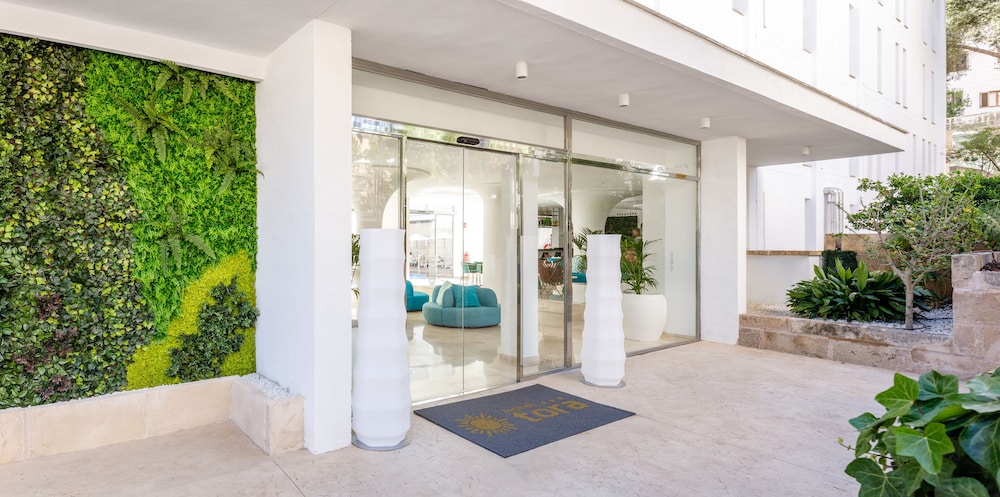 Hotel Tora — Hotel building in Peguera, Balearic Islands