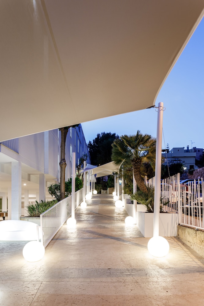 Hotel Tora — Hotel building in Peguera, Balearic Islands