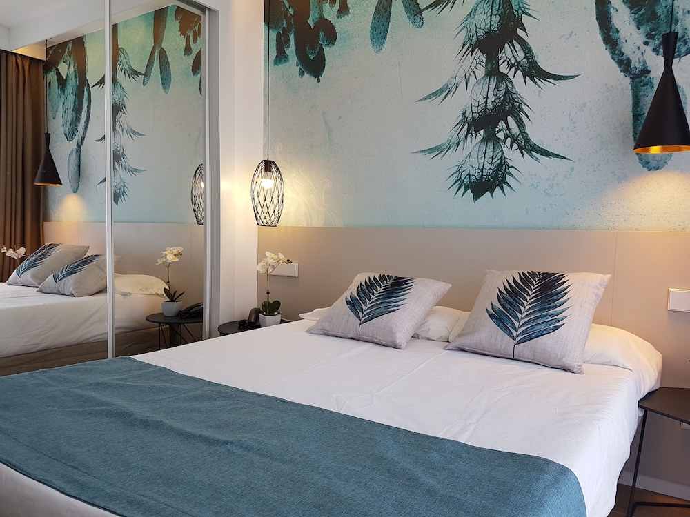 Hotel Tora — Hotel rooms in Peguera, Balearic Islands