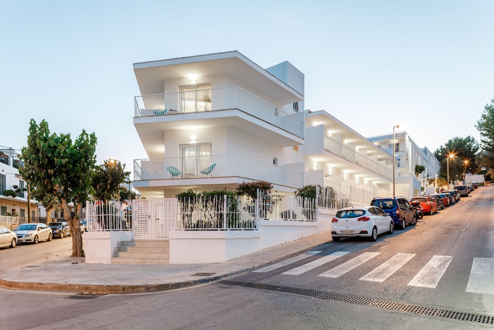 Hotel Tora — Hotel building in Peguera, Balearic Islands