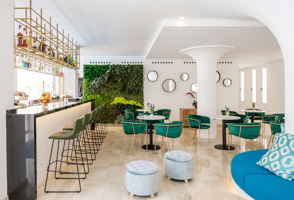 Hotel Tora — Restaurant & bars in Peguera, Balearic Islands