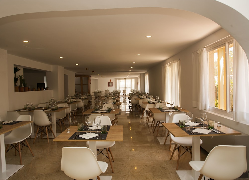 Hotel Tora — Restaurant & bars in Peguera, Balearic Islands