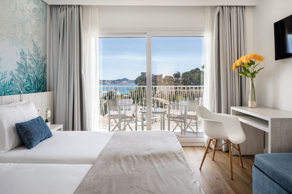 Hotel Tora — Hotel rooms in Peguera, Balearic Islands
