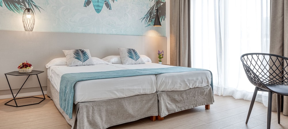Hotel Tora — Hotel rooms in Peguera, Balearic Islands