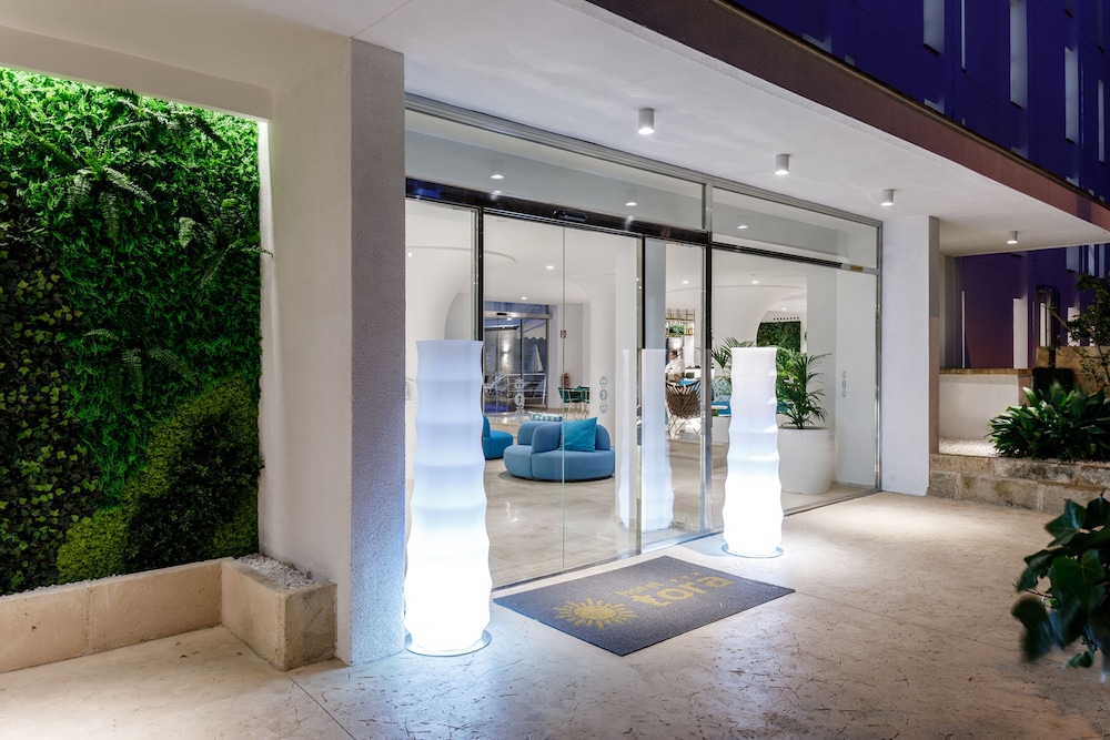 Hotel Tora — Hotel building in Peguera, Balearic Islands