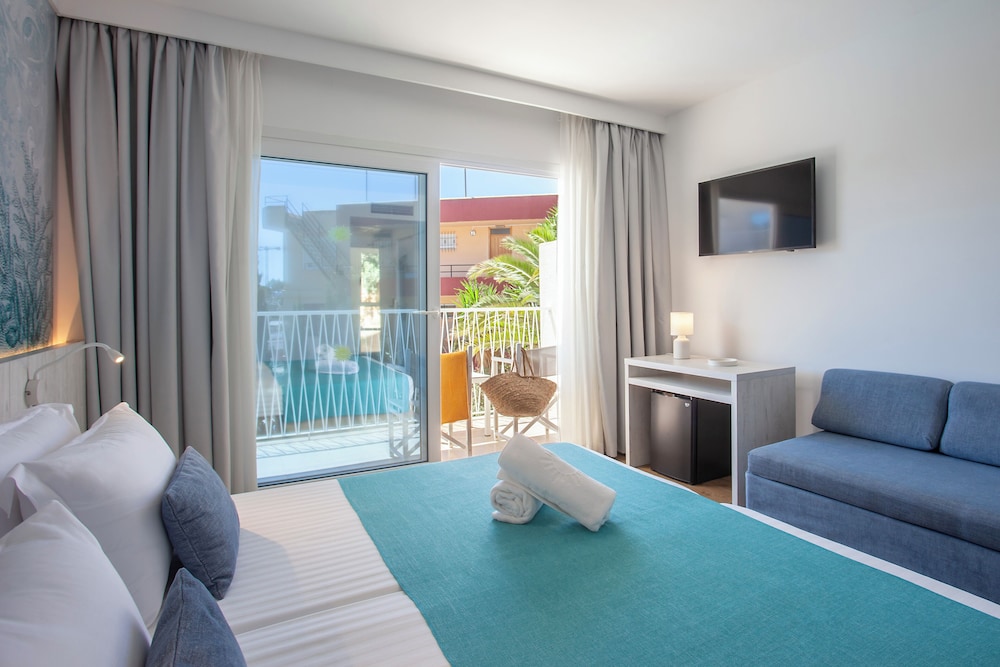 Hotel Tora — Hotel rooms in Peguera, Balearic Islands