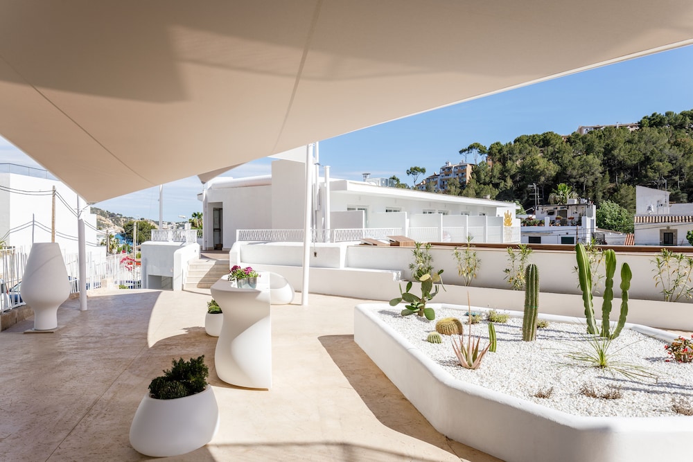 Hotel Tora — Hotel building in Peguera, Balearic Islands