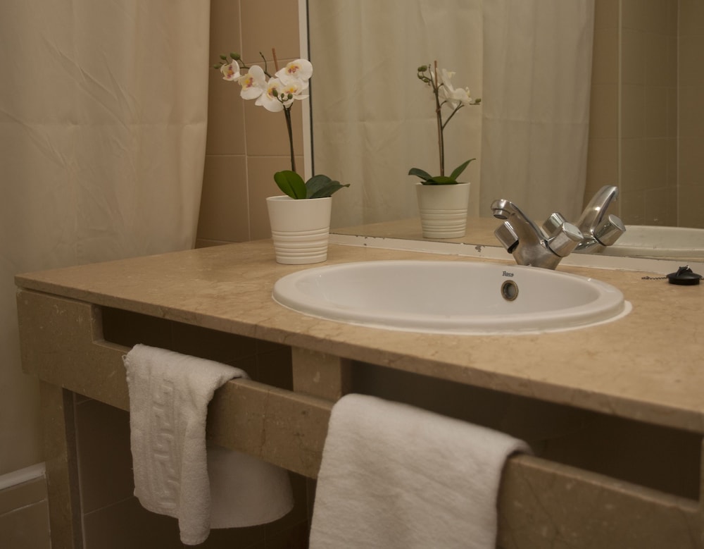 Hotel Tora — Hotel rooms in Peguera, Balearic Islands