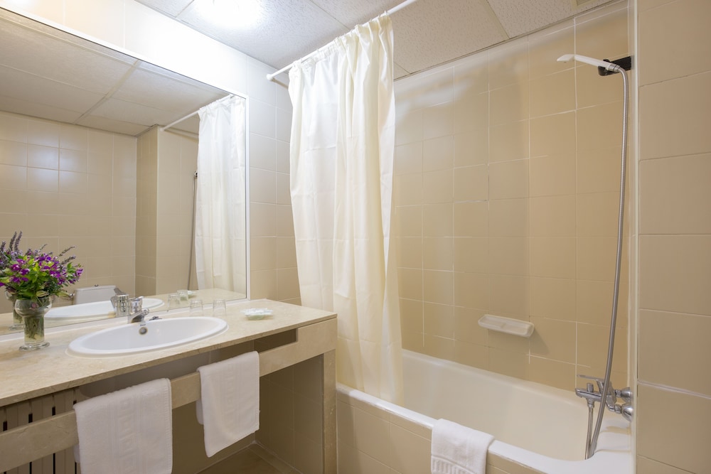 Hotel Tora — Hotel rooms in Peguera, Balearic Islands