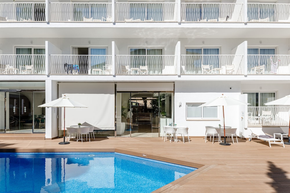 Hotel Tora — Hotel building in Peguera, Balearic Islands