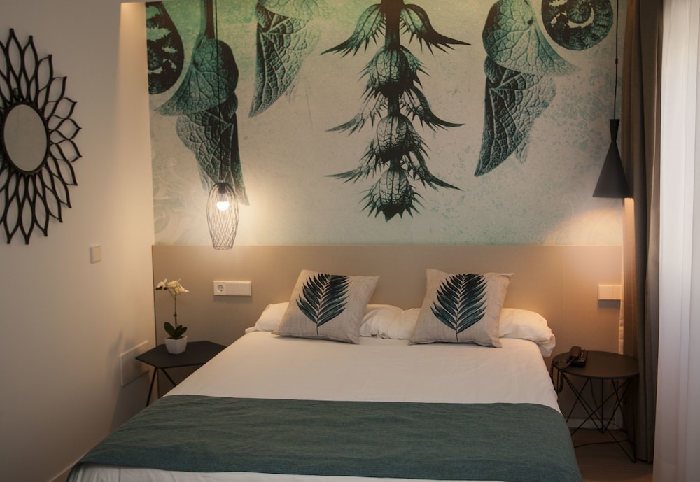 Hotel Tora — Hotel rooms in Peguera, Balearic Islands