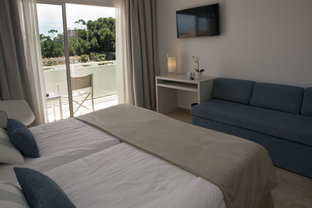 Hotel Tora — Hotel rooms in Peguera, Balearic Islands