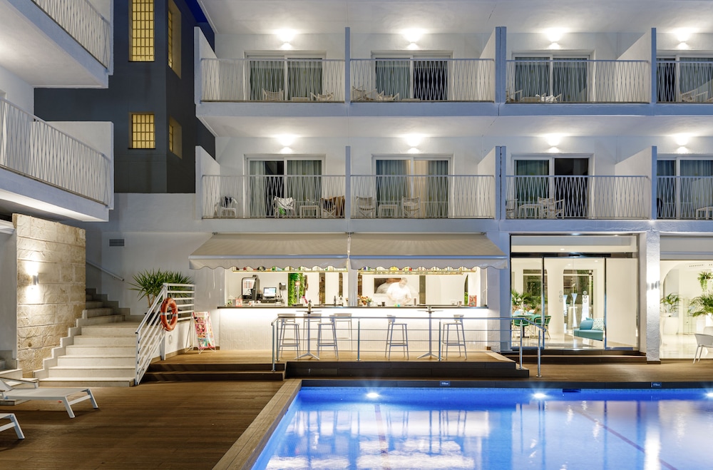 Hotel Tora — Hotel building in Peguera, Balearic Islands