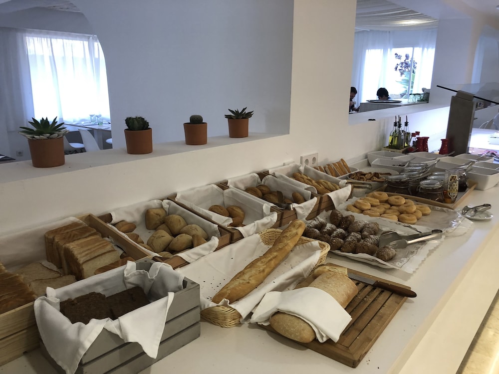 Hotel Tora — Restaurant & bars in Peguera, Balearic Islands