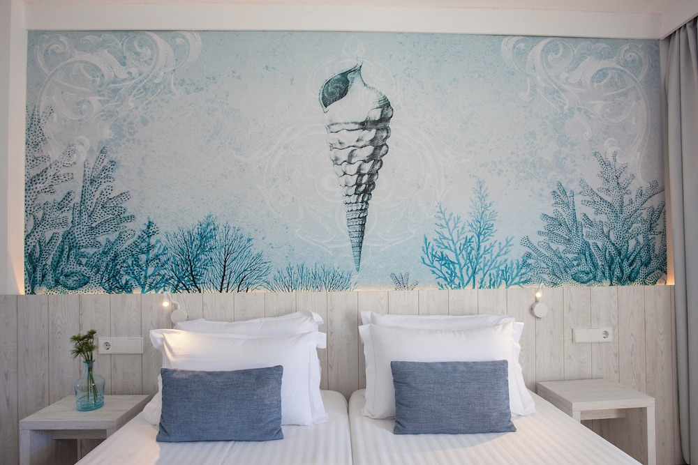 Hotel Tora — Hotel rooms in Peguera, Balearic Islands