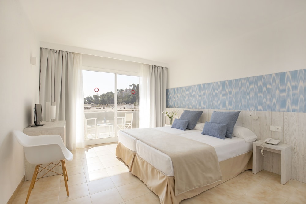 Hotel Tora — Hotel rooms in Peguera, Balearic Islands