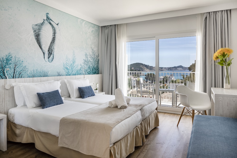 Hotel Tora — Hotel rooms in Peguera, Balearic Islands