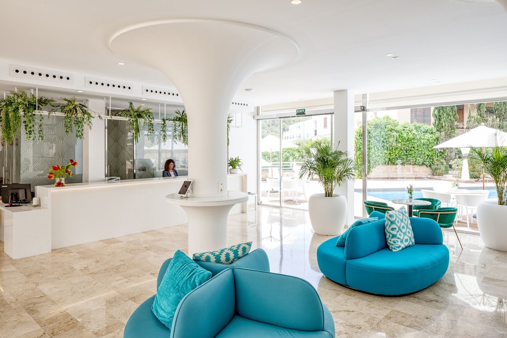 Hotel Tora — Hotel building in Peguera, Balearic Islands