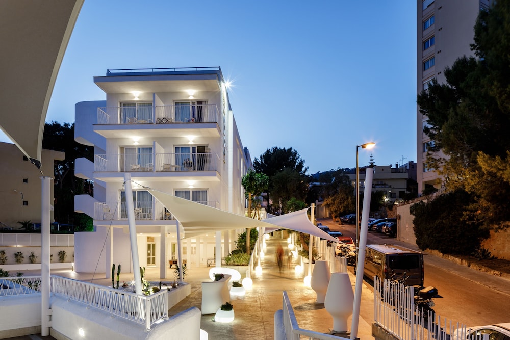 Hotel Tora — Hotel building in Peguera, Balearic Islands