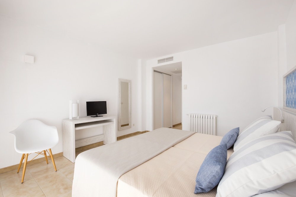 Hotel Tora — Hotel rooms in Peguera, Balearic Islands