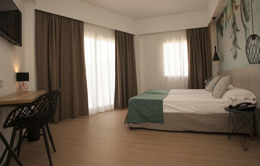 Hotel Tora — Hotel rooms in Peguera, Balearic Islands