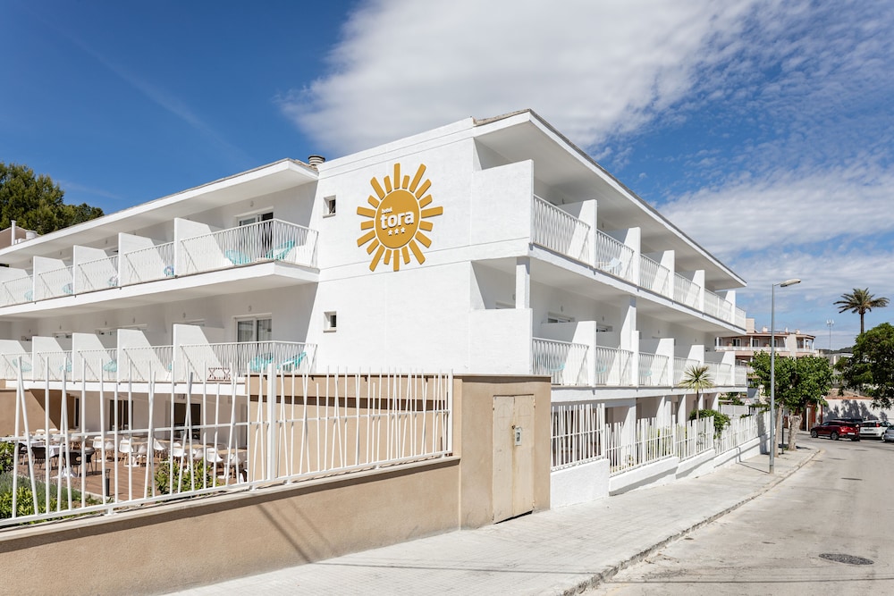 Hotel Tora — Hotel building in Peguera, Balearic Islands