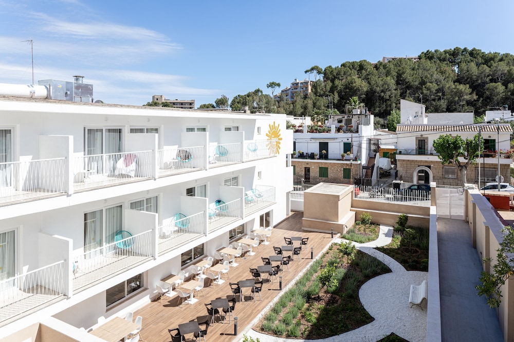 Hotel Tora — Hotel building in Peguera, Balearic Islands