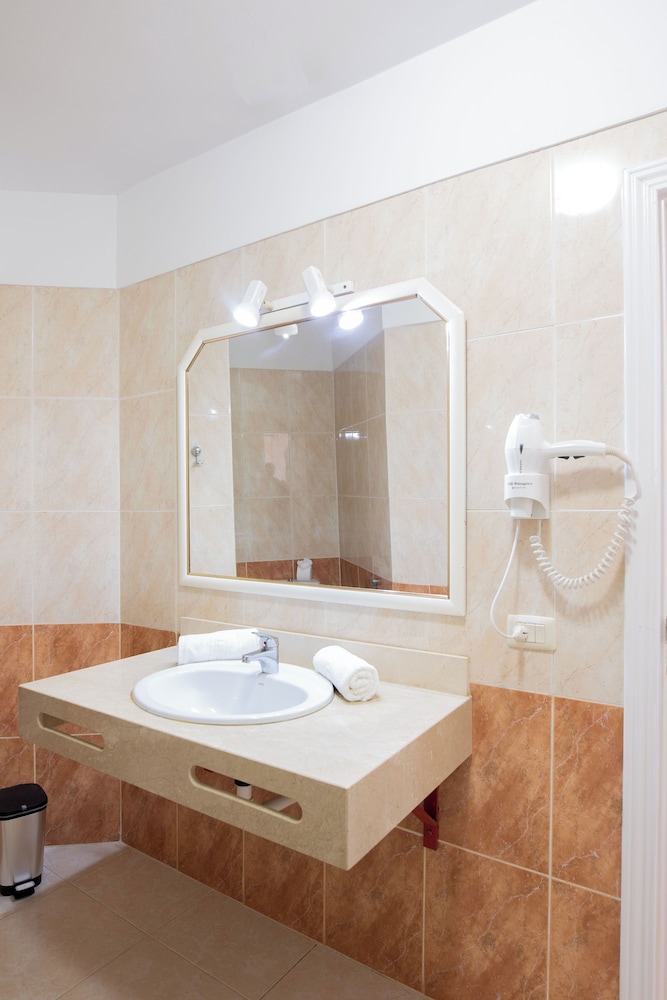 Hotel Villa de Adeje Beach — Hotel rooms in Costa Adeje, Canary Islands