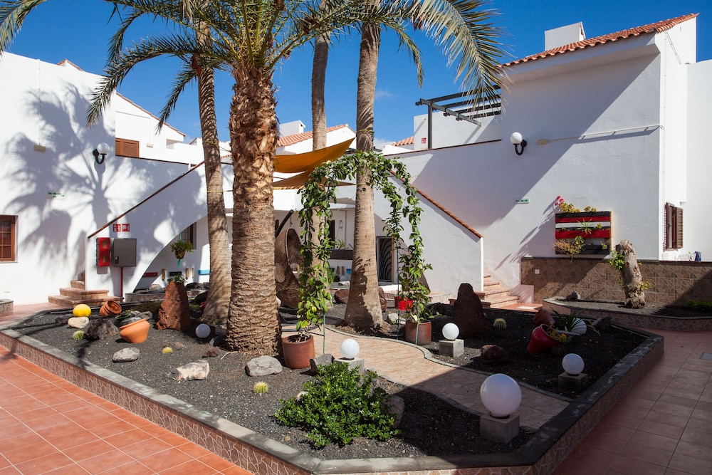 Apartamentos Villa Florida — Hotel building in Costa de Antigua, Canary Islands