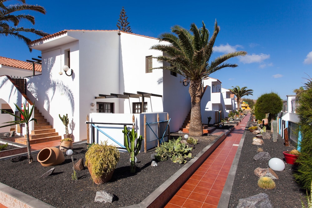 Apartamentos Villa Florida — Hotel building in Costa de Antigua, Canary Islands