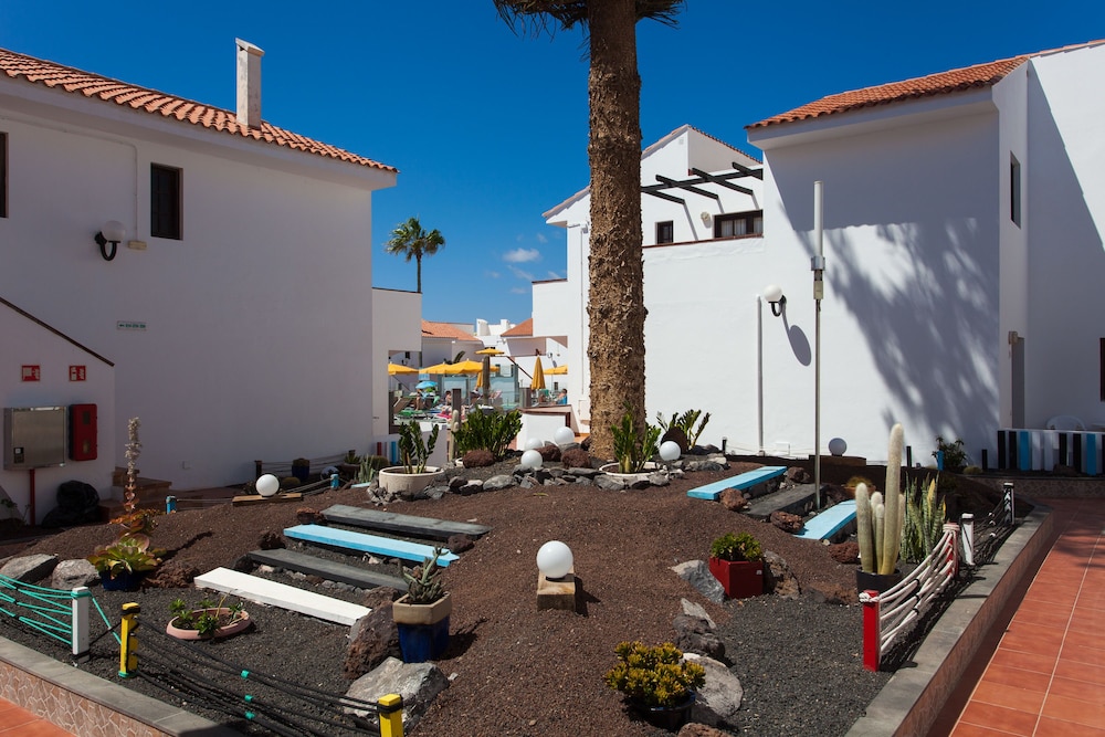 Apartamentos Villa Florida — Hotel building in Costa de Antigua, Canary Islands