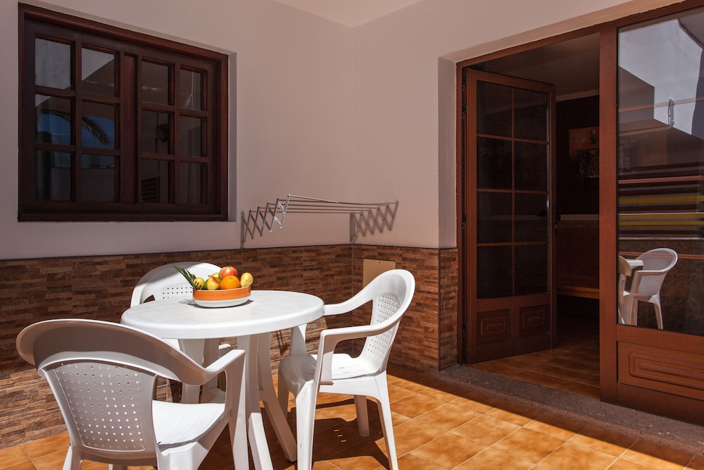 Apartamentos Villa Florida — Hotel rooms in Costa de Antigua, Canary Islands