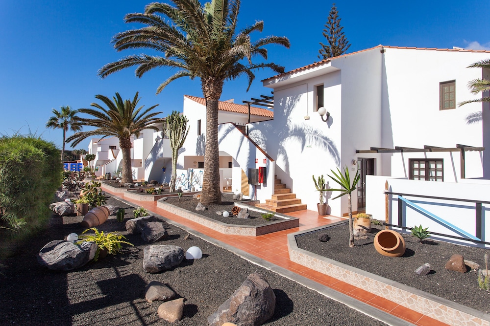 Apartamentos Villa Florida — Hotel building in Costa de Antigua, Canary Islands