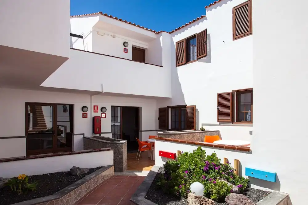 Apartamentos Villa Florida — Hotel building in Costa de Antigua, Canary Islands