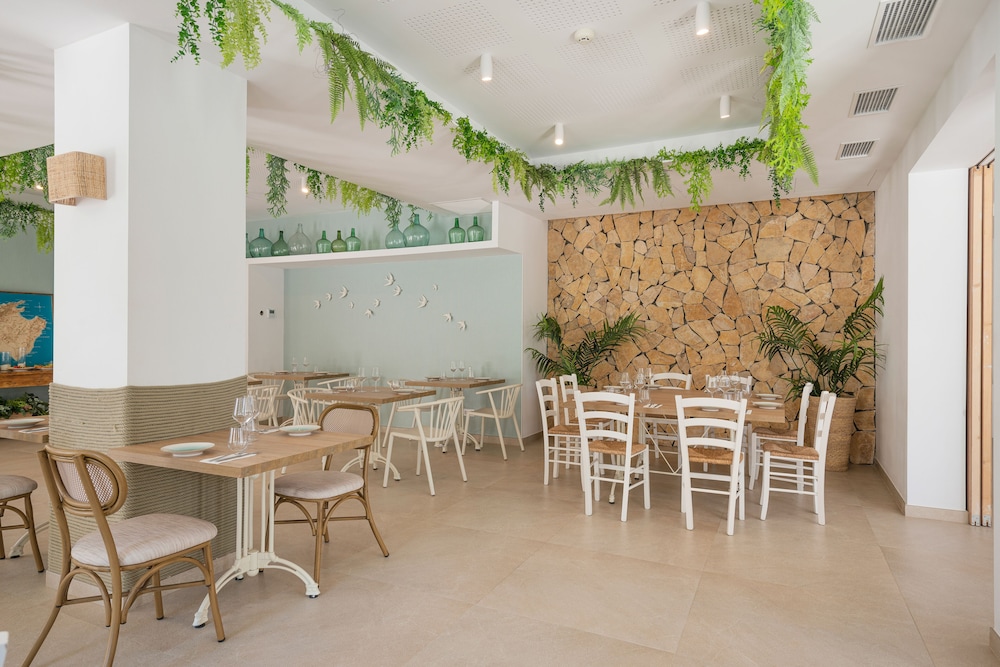 Villa Real Club Apartments — Restaurant & bars in Andratx, Balearic Islands
