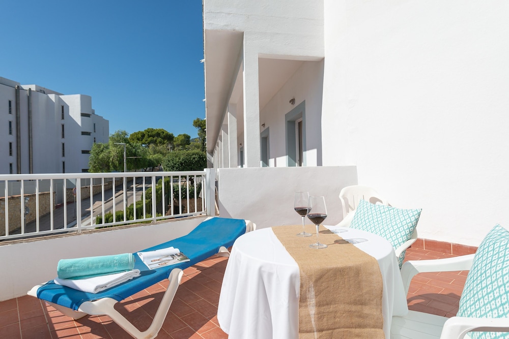 Villa Real Club Apartments — Hotel building in Andratx, Balearic Islands
