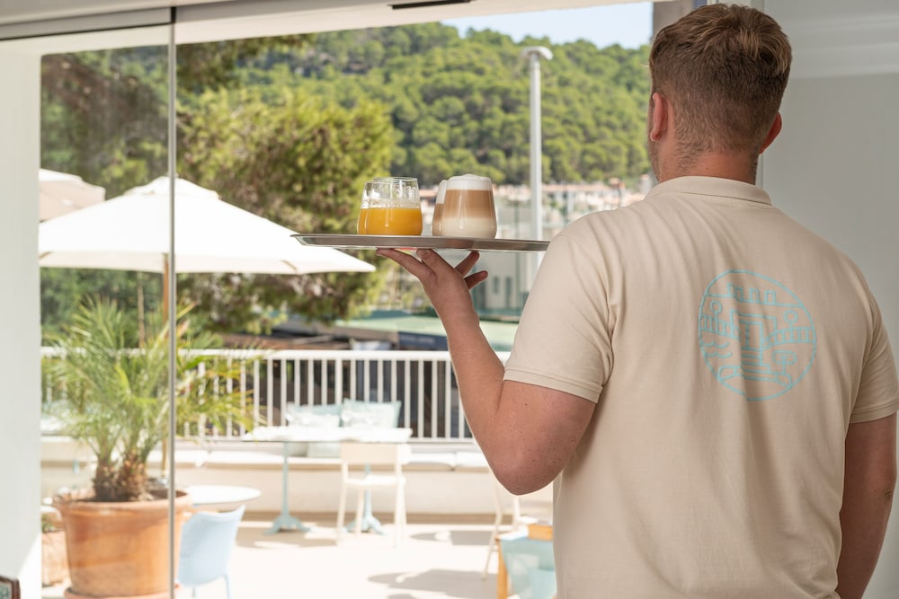 Villa Real Club Apartments — Restaurant & bars in Andratx, Balearic Islands