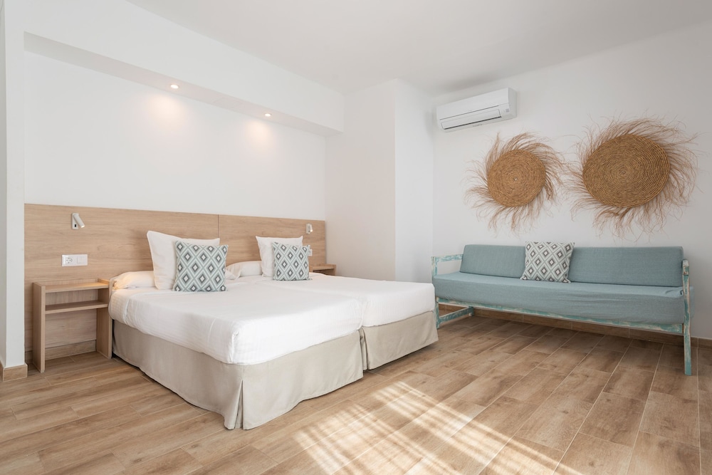 Villa Real Club Apartments — Hotel rooms in Andratx, Balearic Islands